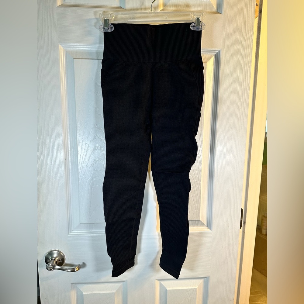 EUC Zia Performance High Rise Leggings 7/8 Length
24" Black Angle Grid